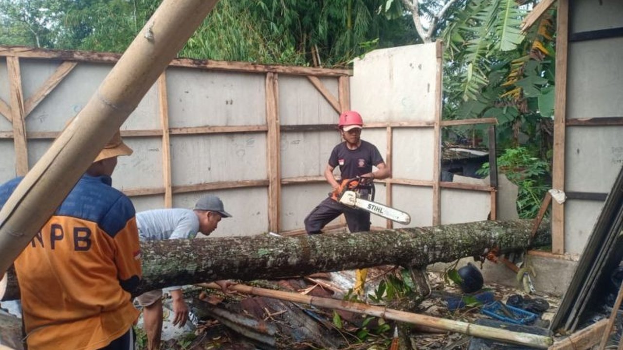 Badai dan angin puting beliung di Tasikmalaya, Jawa Barat, telah merusak 83 rumah, tetapi beruntungnya tidak ada korban jiwa, dan Tagana setempat telah terjun membantu penanganan.