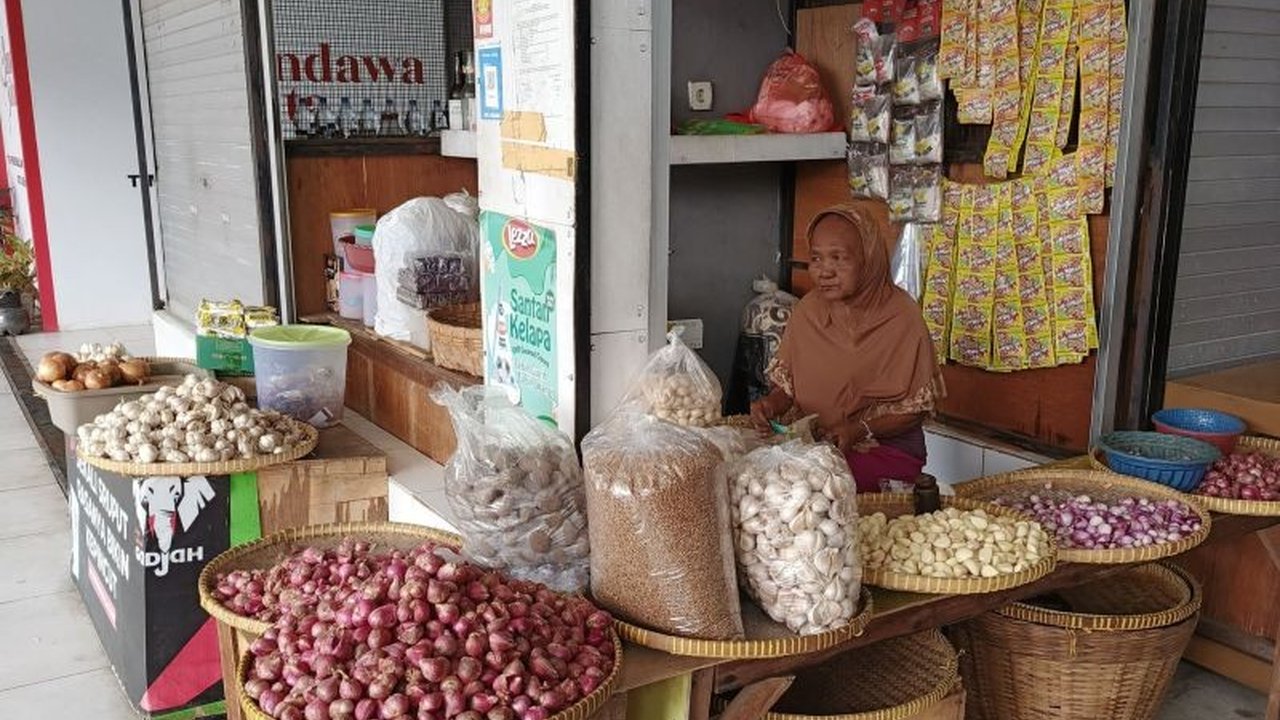 Dinas Perdagangan Kota Semarang memastikan harga bahan pokok tetap stabil menjelang Ramadhan, meskipun beberapa komoditas mengalami kenaikan harga yang tidak signifikan, dan pemantauan ketat dilakukan untuk mencegah lonjakan harga.
