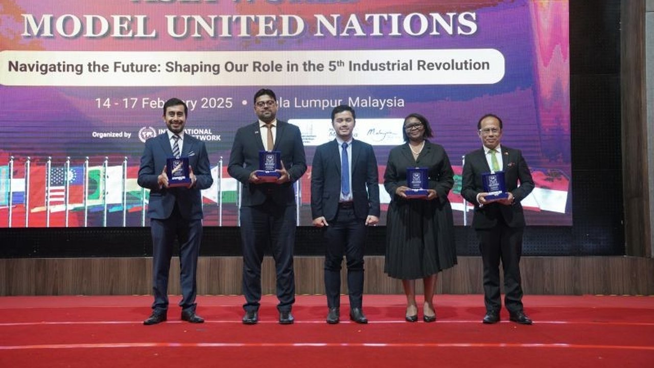 Presiden IGN, Muhammad Fahrizal, mengajak generasi muda Indonesia mempersiapkan diri menghadapi Revolusi Industri 5.0 melalui diskusi dan simulasi sidang PBB,  mengingat pentingnya peran pemuda dalam menghadapi tantangan global.