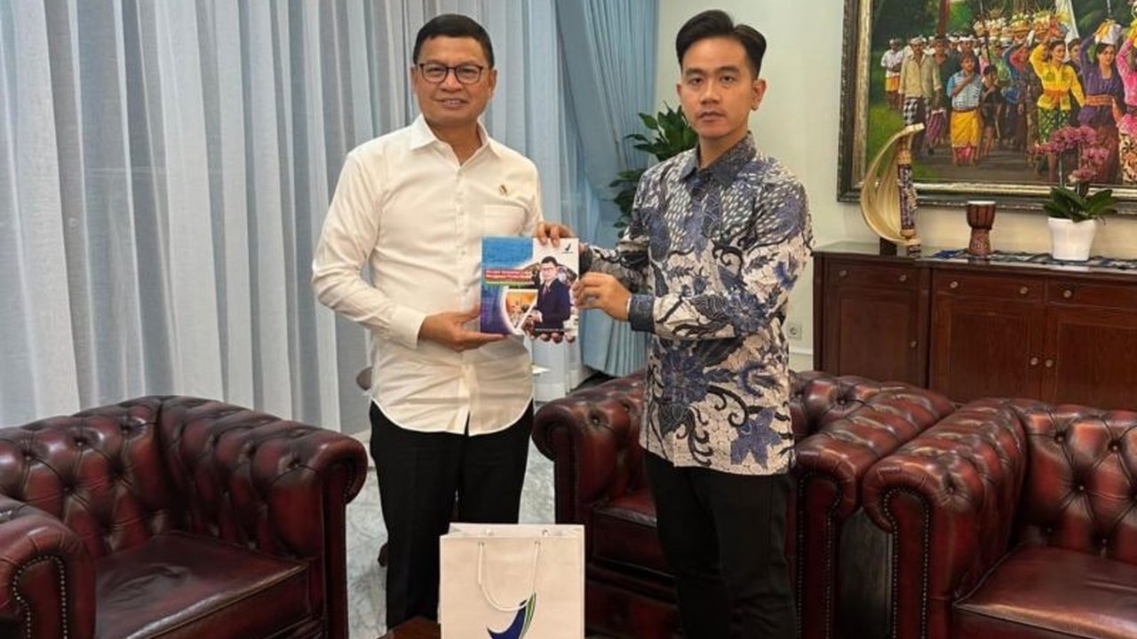 Wakil Presiden Gibran Rakabuming Raka memberikan apresiasi kepada Kepala BPOM, Taruna Ikrar, atas keberhasilannya dalam menjalankan program Asta Cita dan meningkatkan kualitas pelayanan publik di sektor pengawasan obat dan makanan.