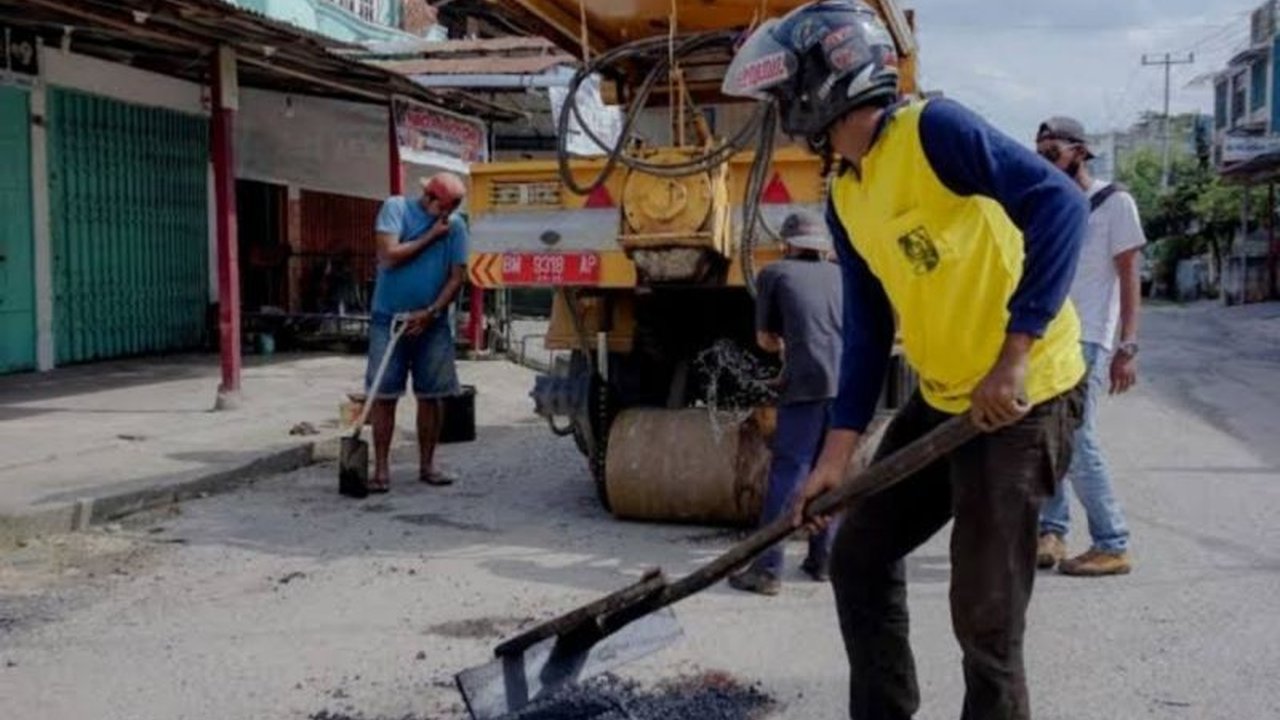 Pemerintah Kota Pekanbaru mengalokasikan Rp40 miliar untuk memperbaiki sekitar 10-13 ruas jalan berlubang di tahun 2025, dengan prioritas pada ruas jalan yang paling rusak parah.