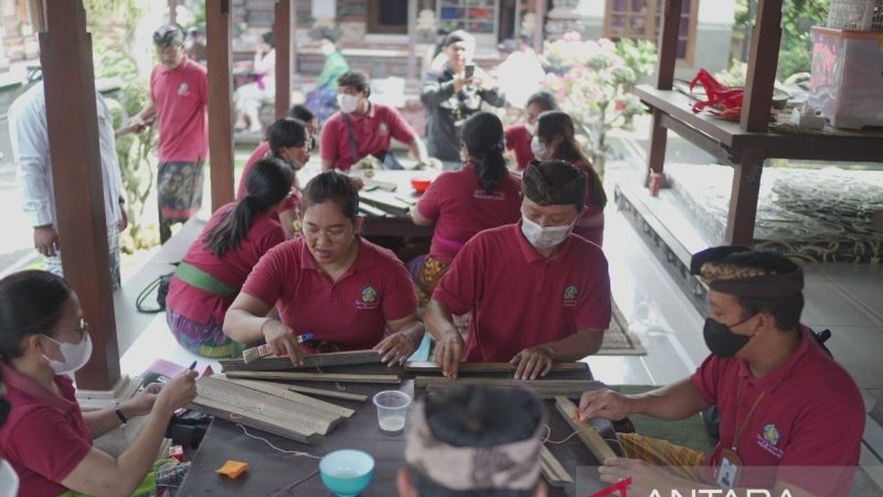 Dinas Kebudayaan Badung dan Provinsi Bali menggelar Festival Konservasi Lontar untuk menjaga kelestarian naskah kuno Bali, termasuk pengetahuan dan tradisi di dalamnya, serta mengajak masyarakat berpartisipasi aktif.