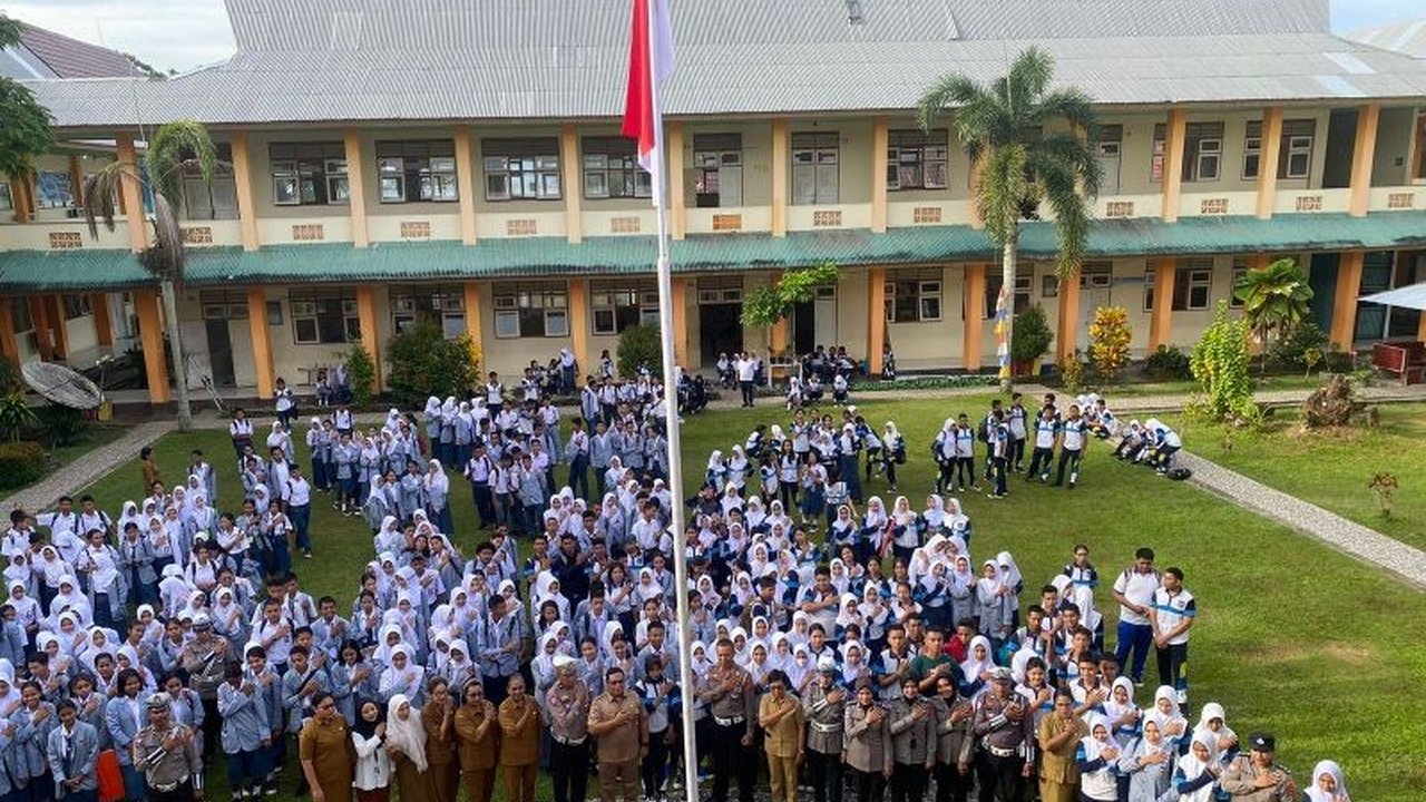 Polda Maluku melakukan sosialisasi pencegahan tawuran pelajar di SMK Negeri 2 Ambon, menekankan bahaya tawuran dan mengajak siswa aktif dalam kegiatan positif serta kerjasama antara sekolah, orang tua, dan kepolisian.
