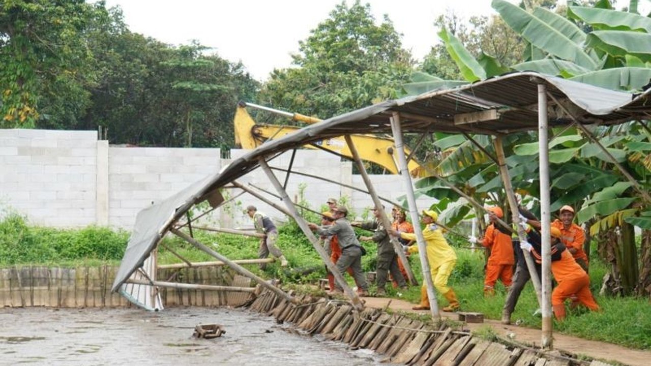 Pemerintah Kota Jakarta Selatan menertibkan bangunan liar di Ciganjur untuk mengembalikan aset Pemprov DKI seluas 5.891 meter persegi yang akan dibangun menjadi sekolah.