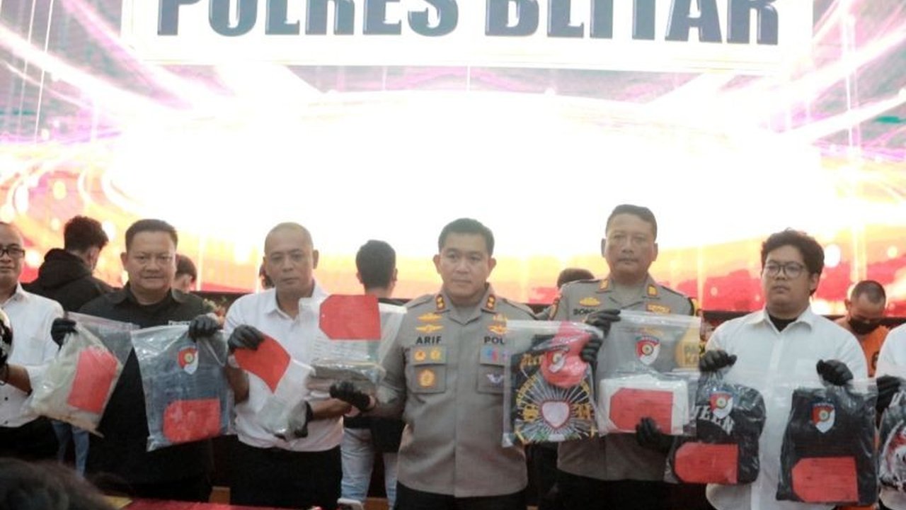 Sebelas pendekar di Blitar ditangkap karena terlibat pengeroyokan, pencurian, dan aksi konvoi yang meresahkan warga setelah menenggak minuman keras.