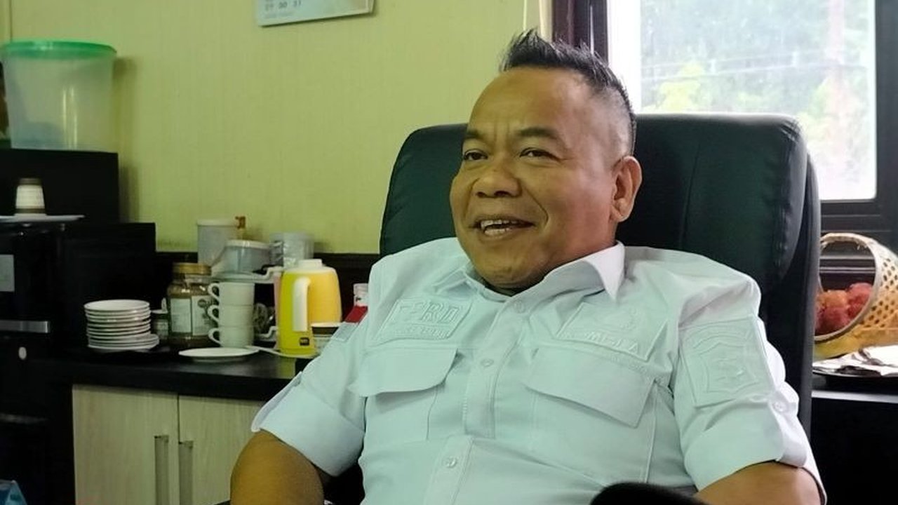 Ketua Komisi A DPRD Surabaya menyoroti rencana kebijakan Work From Anywhere (WFA) ASN Pemkot Surabaya, mengkhawatirkan penurunan kualitas pelayanan publik jika tanpa pengawasan ketat dan transparansi.