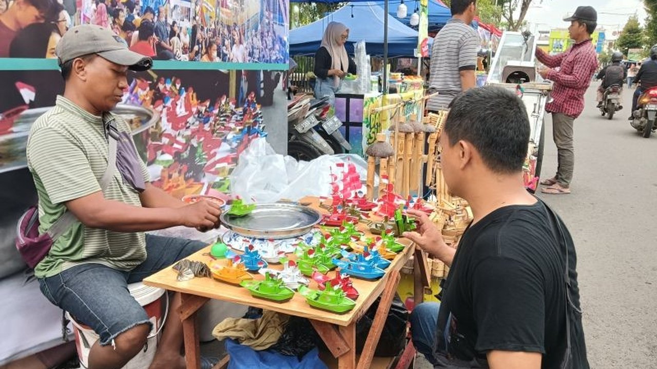 Pasar Rakyat Dugderan di Semarang tahun 2025 melibatkan 270 UMKM, lebih meriah dari tahun-tahun sebelumnya dengan tambahan wahana permainan anak dan fasilitas foto, menandai kembalinya tradisi tahunan ini setelah pandemi.