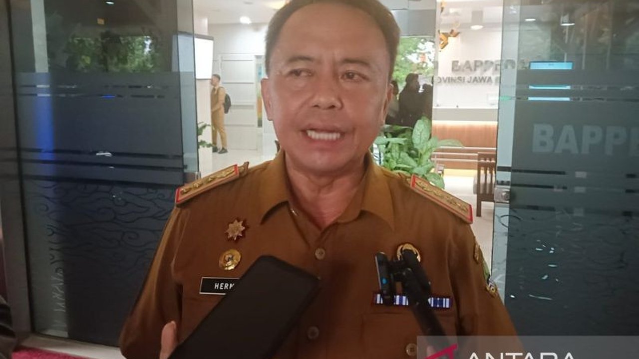 Realokasi anggaran Makan Bergizi Gratis (MBG) Jawa Barat senilai Rp1 triliun untuk perbaikan sarana sekolah menunggu keputusan Gubernur terpilih, Dedi Mulyadi, setelah arahan Presiden dan Mendagri.