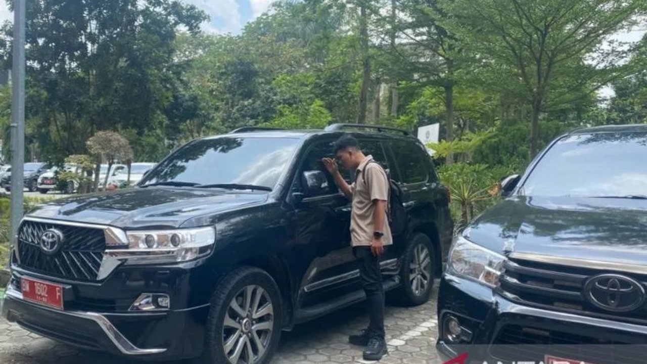 Kejati Riau mengembalikan 156 ponsel pintar dan 4 mobil dinas Pemkab Kampar yang sebelumnya diamankan terkait dugaan korupsi pengadaan ponsel fiktif, setelah penyelidikan menyatakan tidak ditemukan bukti tindak pidana korupsi.