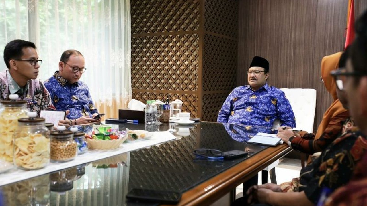 Menteri Sosial Saifullah Yusuf mengajak Bupati Mesuji terpilih berkolaborasi entaskan kemiskinan lewat Data Tunggal Sosial Ekonomi Nasional (DTSEN), dengan fokus pada rehabilitasi sosial, pemberdayaan, dan graduasi.