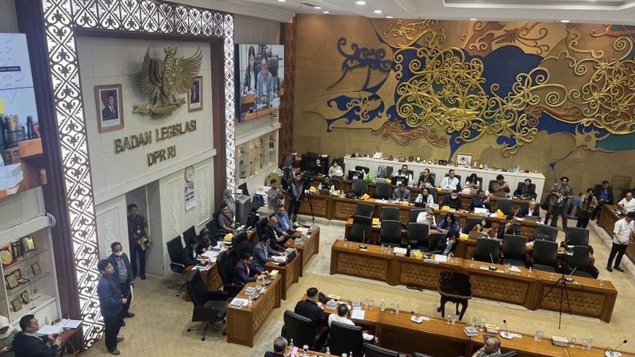 Panitia Kerja RUU Minerba menyepakati revisi 13 pasal UU Minerba No.4/2009, meliputi perbaikan pasal terkait putusan MK, perizinan berusaha, reklamasi, dan pemberdayaan masyarakat sekitar tambang.