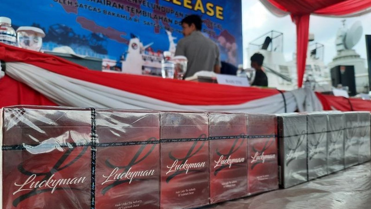 Badan Keamanan Laut (Bakamla) dan Badan Intelijen Strategis (BAIS) berhasil menggagalkan penyeludupan rokok ilegal senilai Rp1,5 miliar di perairan Batam, berkat informasi dari masyarakat.