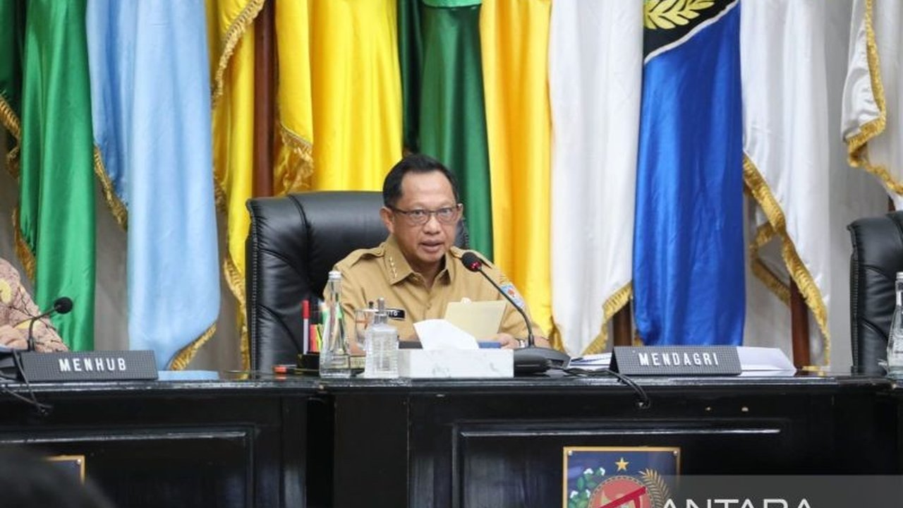 Menteri Dalam Negeri Tito Karnavian meminta pemerintah daerah untuk menyiapkan langkah antisipasi lonjakan pemudik Lebaran 2025, mengingat tantangan mobilitas yang berbeda di setiap wilayah.