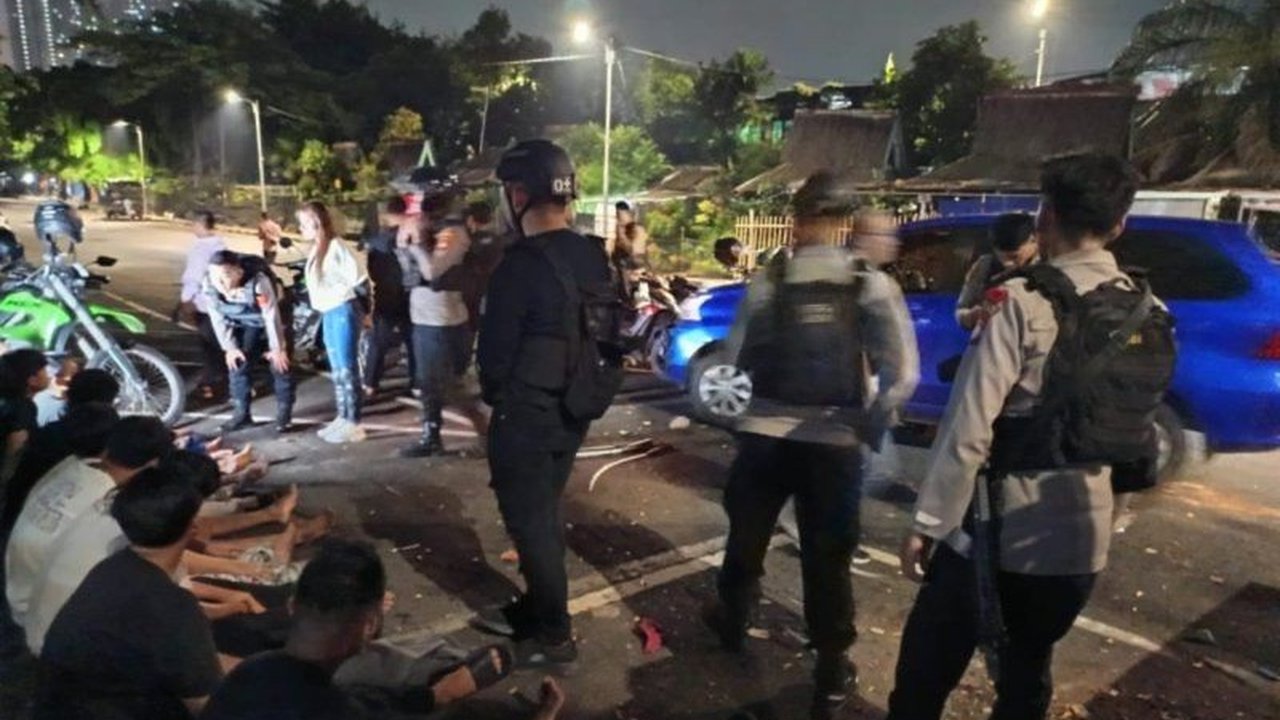 Sekretaris Daerah DKI Jakarta mengusulkan solusi mengatasi tawuran dengan memberikan pekerjaan kepada pemuda pengangguran sebagai pemimpin kelompok mereka, guna mengurangi waktu luang dan mencegah aksi kekerasan.