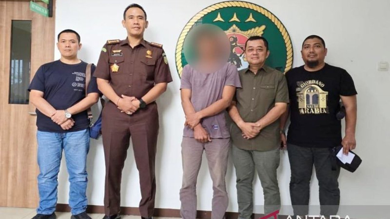 Kejaksaan Tinggi Kalimantan Selatan (Kejati Kalsel) menangkap seorang tersangka kasus dugaan korupsi tukar guling tanah di Barito Kuala yang tiga kali mangkir dari panggilan pemeriksaan Kejari Batola.