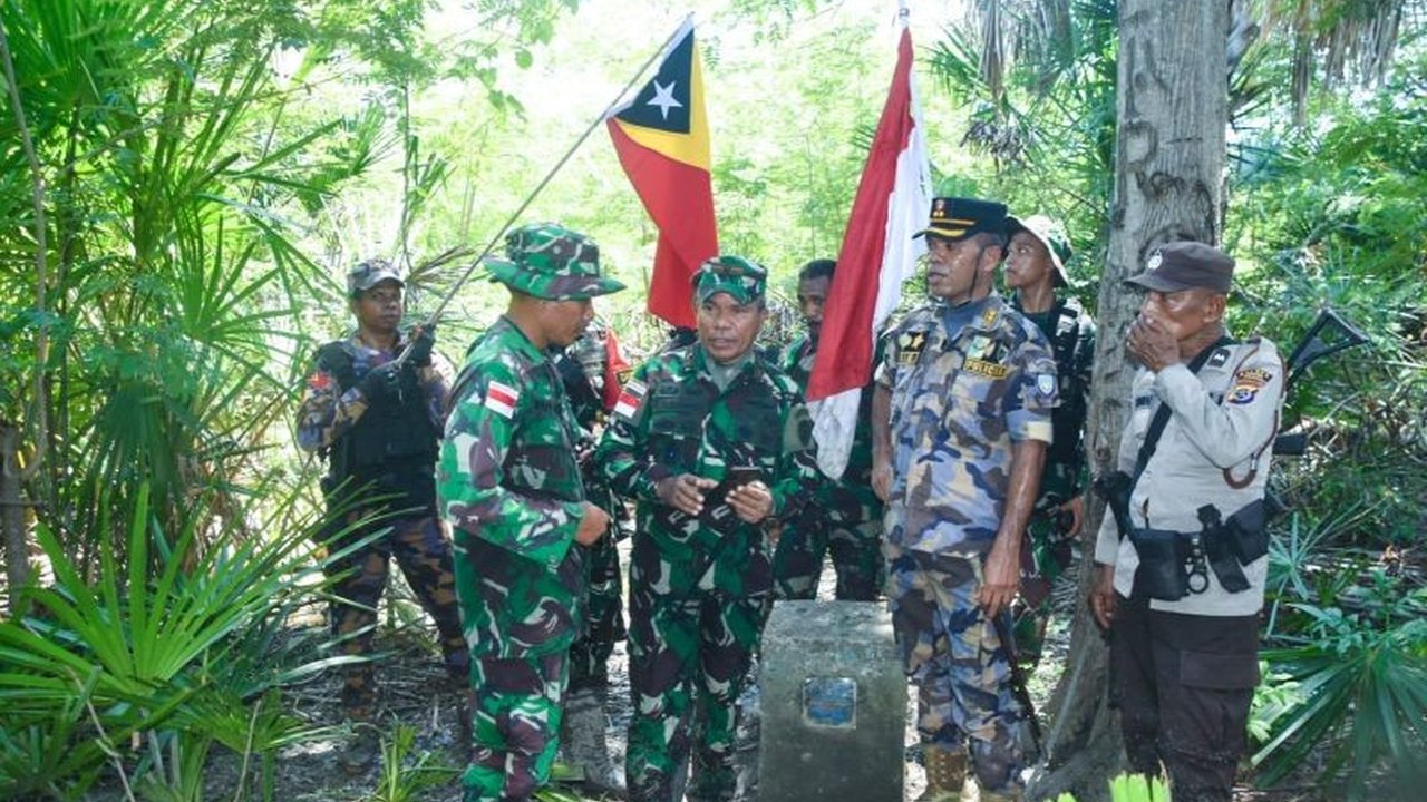 Danrem 161/Wira Sakti dan polisi perbatasan RDTL memeriksa patok batas negara di Nak Tuka, Oepoli, Kabupaten Kupang, untuk memastikan kedaulatan wilayah dan menyelesaikan sengketa perbatasan yang telah berlangsung lama.