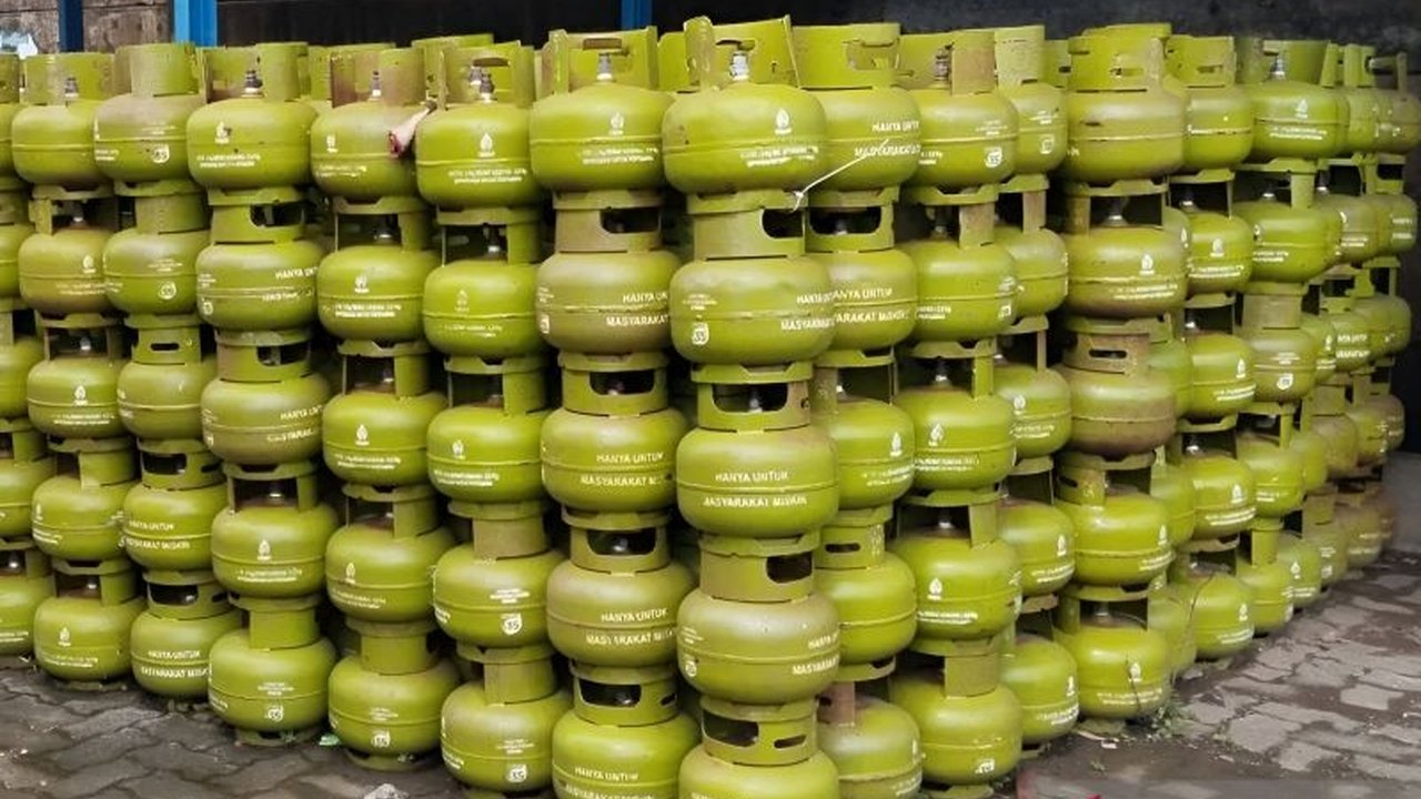 Pemerintah Indonesia berupaya mereformasi subsidi gas melon dengan mengintegrasikan data penerima manfaat ke dalam basis data tunggal untuk penyaluran yang lebih tepat sasaran dan efisien, sekaligus mencegah gejolak sosial.