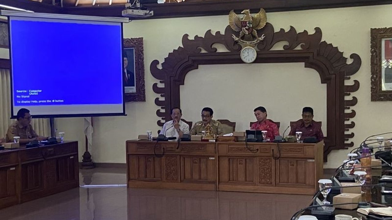 Dinas Pendidikan Kepemudaan dan Olahraga Bali memastikan anggaran pendidikan mencapai 38% dari APBD, melampaui target minimal 20% dan menjamin tidak ada pemotongan anggaran meskipun ada efisiensi pemerintah pusat.