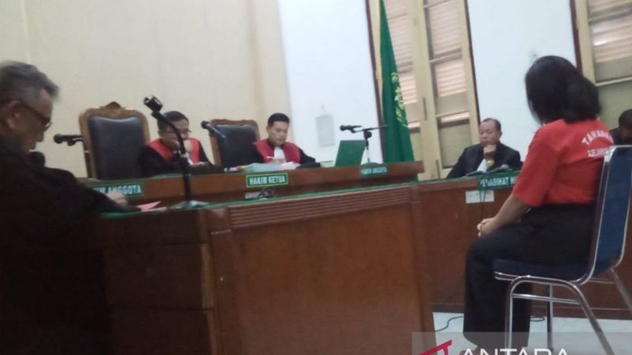 Jaksa menuntut selebgram Ratu Entok dengan hukuman 4,5 tahun penjara dan denda Rp100 juta atas kasus penistaan agama melalui siaran langsung TikTok pada 2 Oktober 2024.