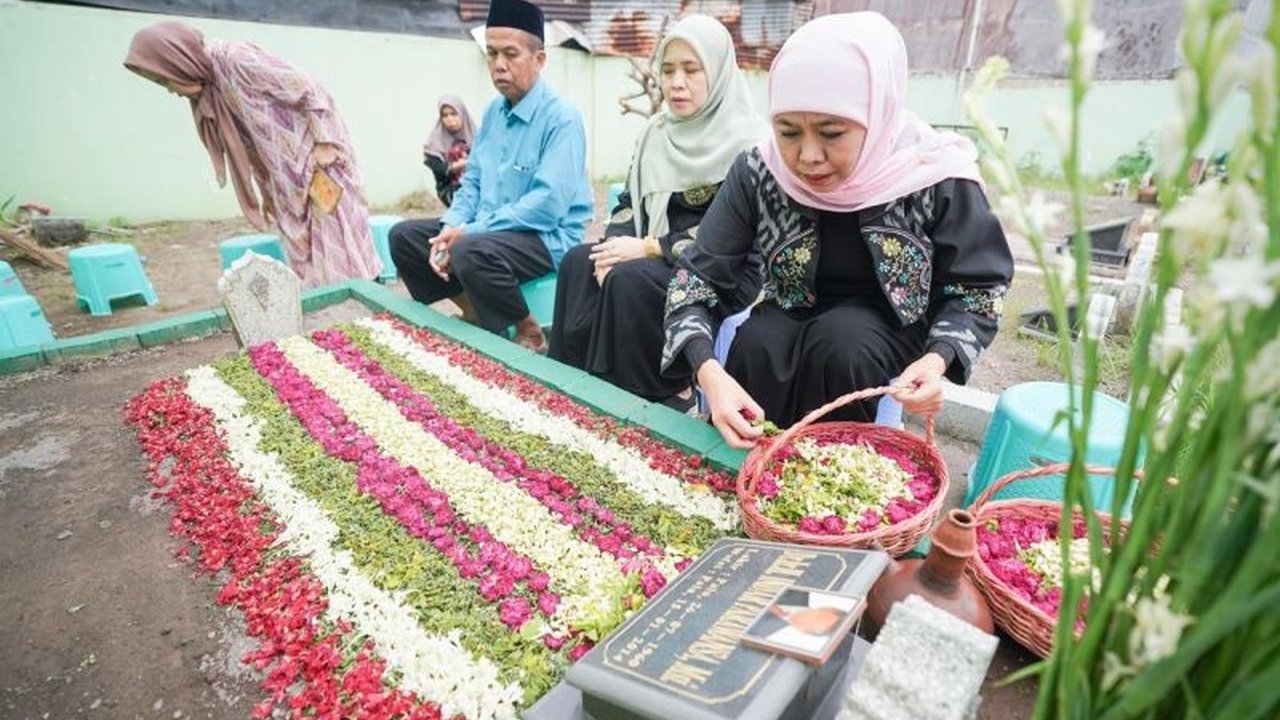 Gubernur Jawa Timur terpilih, Khofifah Indar Parawansa, melakukan ziarah ke makam keluarga dan berbagi sembako kepada warga kurang mampu sebelum pelantikan periode keduanya pada 20 Februari 2025 di Jakarta.