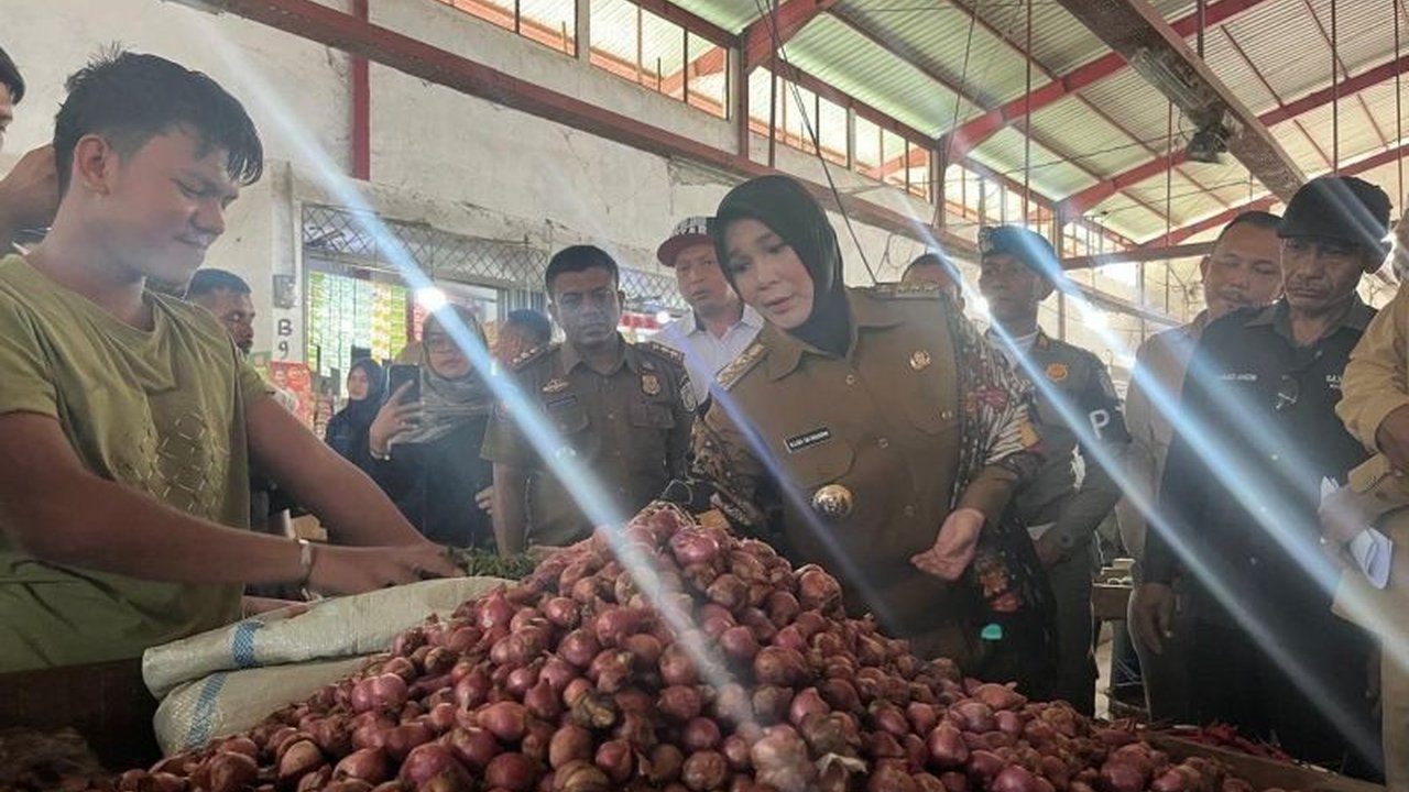 Wali Kota Banda Aceh, Illiza Sa'aduddin Djamal, memastikan harga kebutuhan pokok di Banda Aceh tetap stabil menjelang Ramadhan, bahkan beberapa komoditas mengalami penurunan harga, dan Pemkot berencana menggelar pasar murah serta subsidi untuk menjaga sta