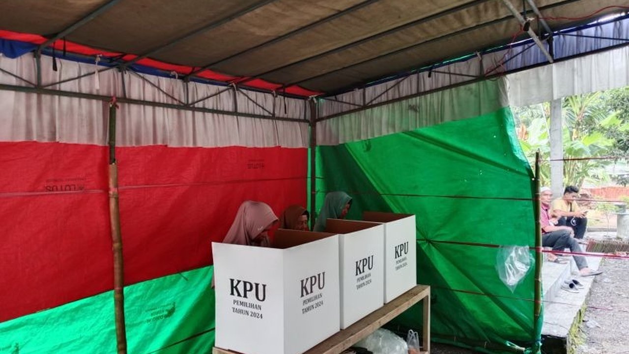 Pemerintah Kabupaten Lombok Timur telah menyiapkan anggaran Rp1,9 miliar untuk Pilkades Serentak 2025 di 14 desa, yang kepala desanya meninggal atau mengundurkan diri untuk Pemilu 2024, dengan kemungkinan pemungutan suara pada akhir tahun 2025.