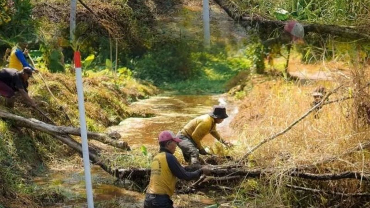 Dinas PUPR Pekanbaru memprioritaskan penanganan banjir di 18 titik sepanjang tahun 2025 berdasarkan master plan yang telah disusun sejak 2022, meskipun masih menghadapi kendala keuangan dan cuaca ekstrem.