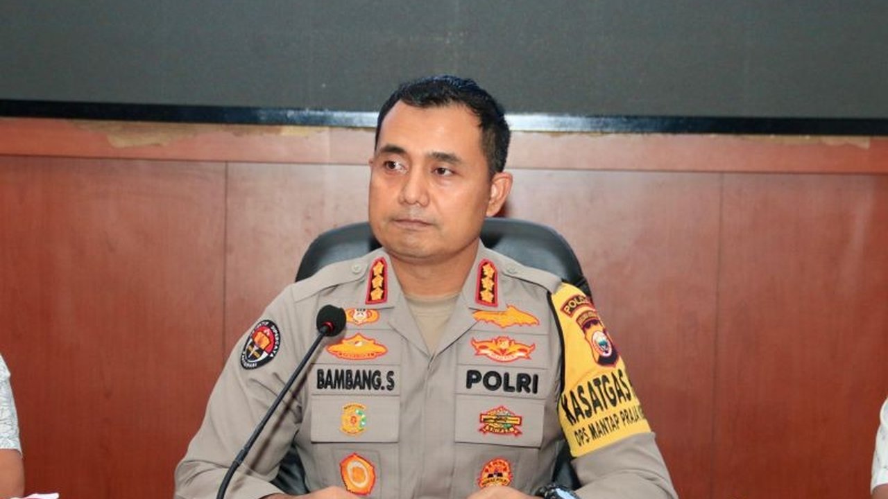 Polda Maluku Utara mengamankan lima pelaku judi togel dan barang bukti berupa kupon, uang tunai, dan handphone dalam Operasi Pekat Kie Raha I 2025 di Ternate.