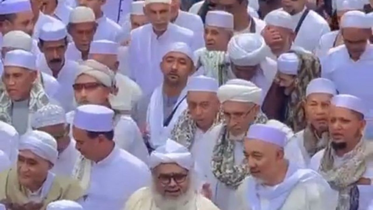 Dinas Pariwisata Palembang gencar mempromosikan Ziarah Kubro, tradisi ziarah kubur menjelang Ramadhan, sebagai bagian dari kalender wisata 2025, menarik minat wisatawan domestik dan mancanegara.