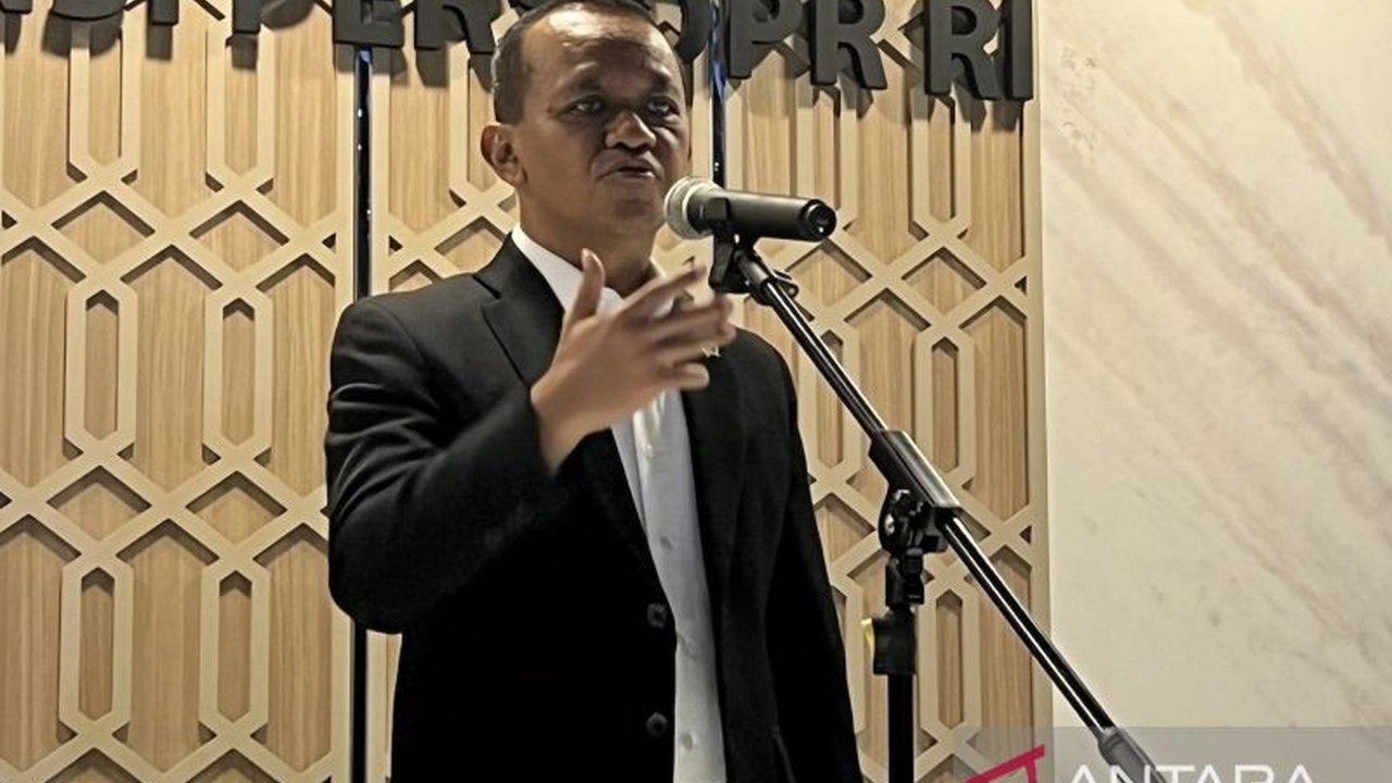 Menteri ESDM, Bahlil Lahadalia, menjelaskan bahwa perguruan tinggi tidak diizinkan mengelola tambang secara langsung untuk menjaga independensi kampus, namun pemerintah mencari formulasi agar kampus tetap merasakan manfaatnya.