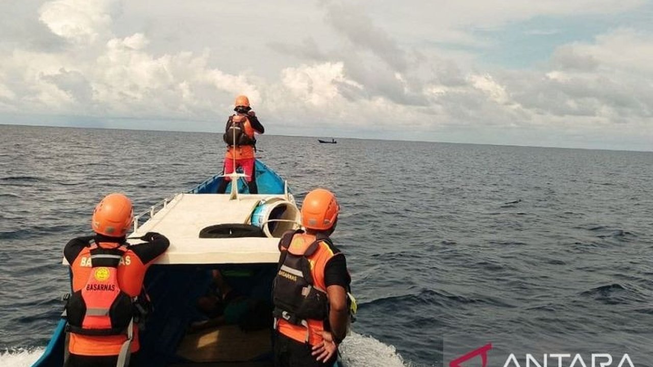 Basarnas Ambon berhasil menyelamatkan La Bani Ulis (41), seorang nelayan yang mengalami mati mesin di perairan antara Pulau Buru dan Pulau Kelang, Maluku, setelah operasi pencarian dan pertolongan.