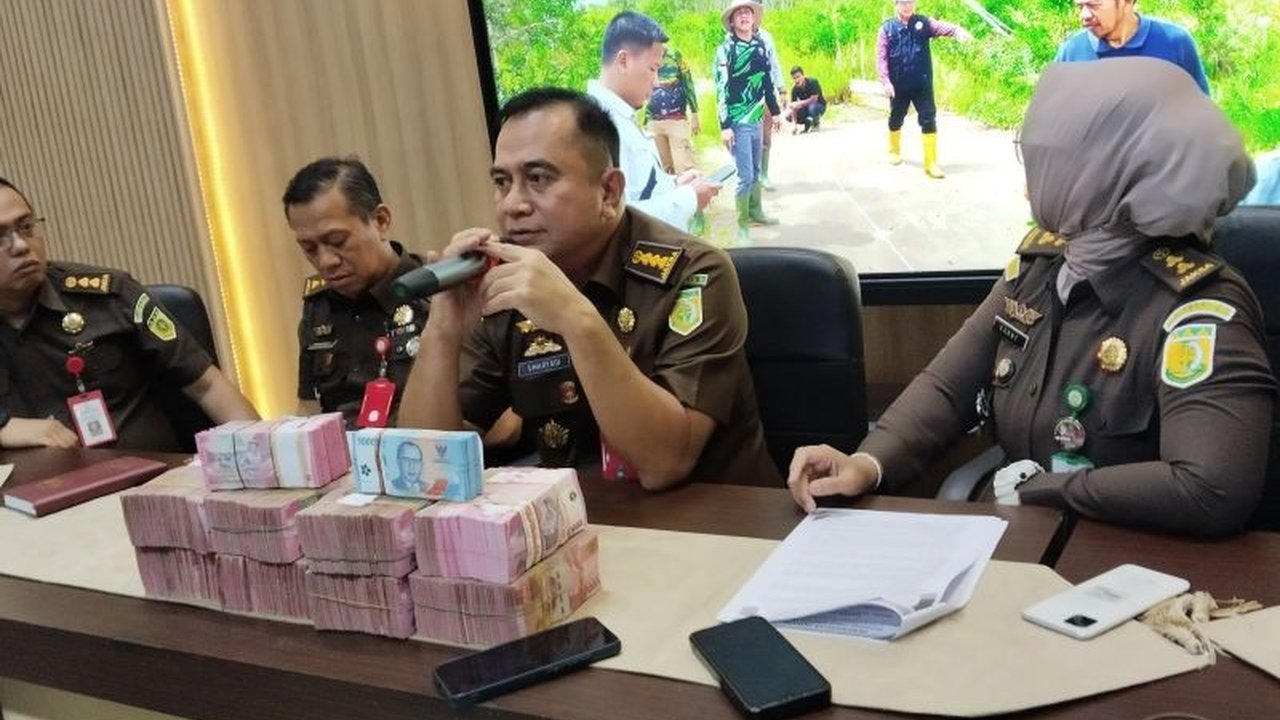 Kejati Sumsel menetapkan tiga tersangka dalam kasus dugaan gratifikasi bantuan Gubernur Sumsel senilai Rp826 juta untuk proyek pembangunan di Banyuasin, melibatkan pejabat dan pihak swasta.
