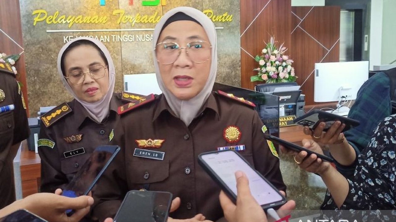 Mantan Bupati Lombok Barat, Zaini Arony, mangkir dari panggilan kedua Kejaksaan Tinggi NTB terkait kasus dugaan korupsi lahan eks Lombok City Center (LCC) karena sakit, sementara sidang praperadilan tersangka lain ditunda.