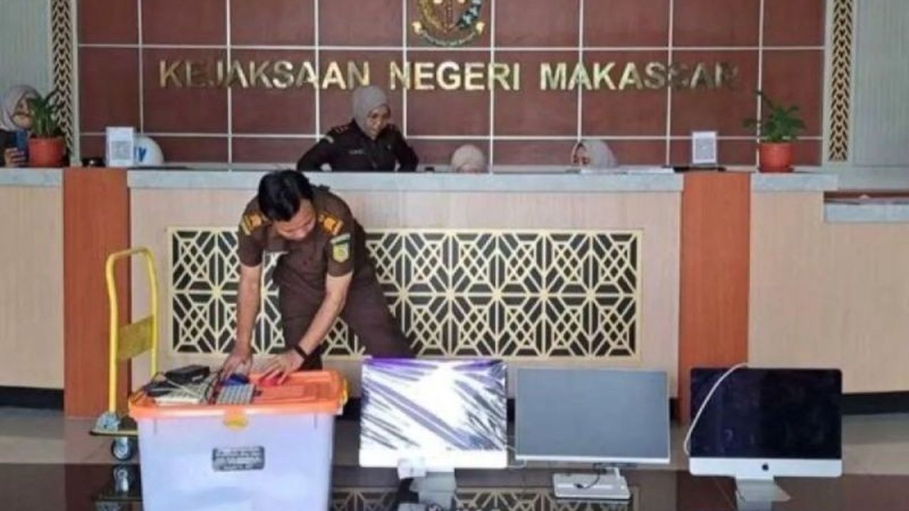 Kejari Makassar menahan dua tersangka baru, HH dan JTU, terkait korupsi dana hibah KONI Makassar senilai Rp65 miliar tahun 2022-2023, menambah total tersangka menjadi lima orang.