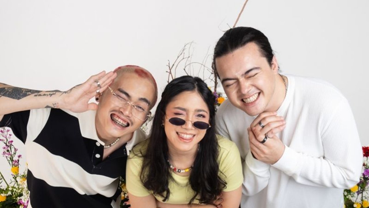Grup musik elektronik DNA berkolaborasi dengan rapper Syeqy meluncurkan lagu 'LOVE YA', sebuah lagu bertema percintaan yang memadukan nuansa speed house dan pop, kini tersedia di berbagai platform digital.