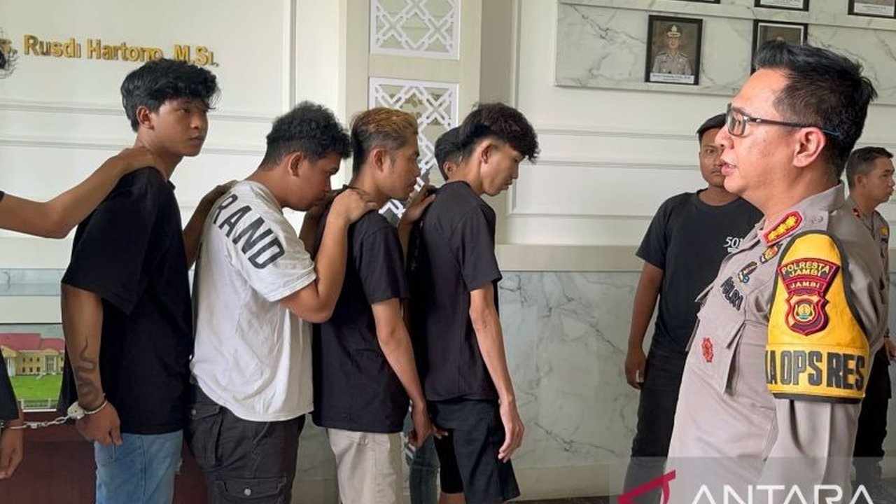 Polisi di Jambi telah menangkap lima pelaku penusukan terhadap anggota Brimob yang terjadi pada 11 Februari 2025 di sebuah hotel di kawasan Pasar Kota Jambi, sementara satu pelaku lainnya masih diburu.