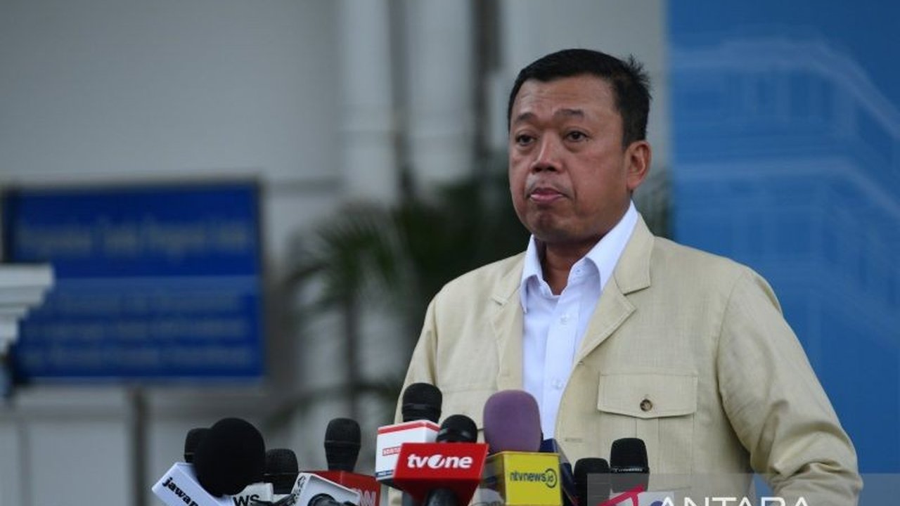 Menteri Nusron Wahid mengkritik tren #KaburAjaDulu di media sosial sebagai tanda kurangnya cinta tanah air, sementara pihak lain melihatnya sebagai pilihan realistis bagi sebagian WNI.