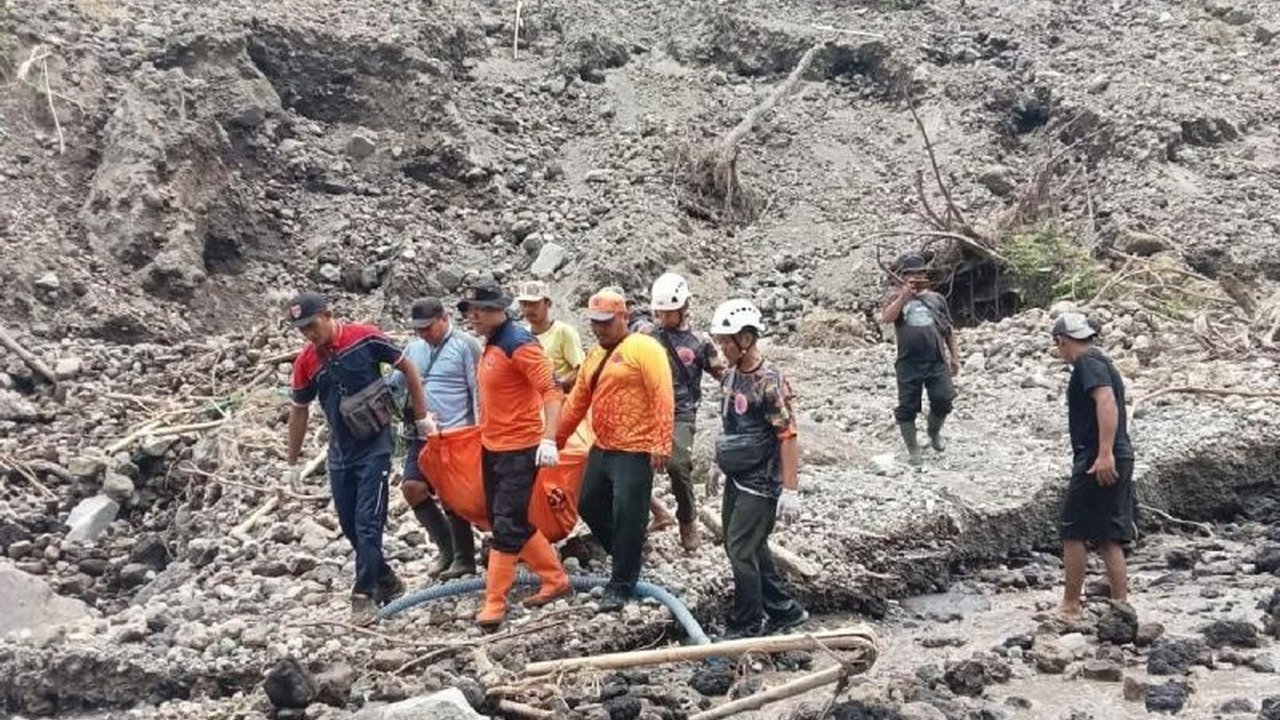 Tim gabungan menemukan satu korban meninggal dunia dari longsor tebing setinggi 50 meter di Blitar, Jawa Timur, sementara satu korban lainnya masih dalam pencarian.