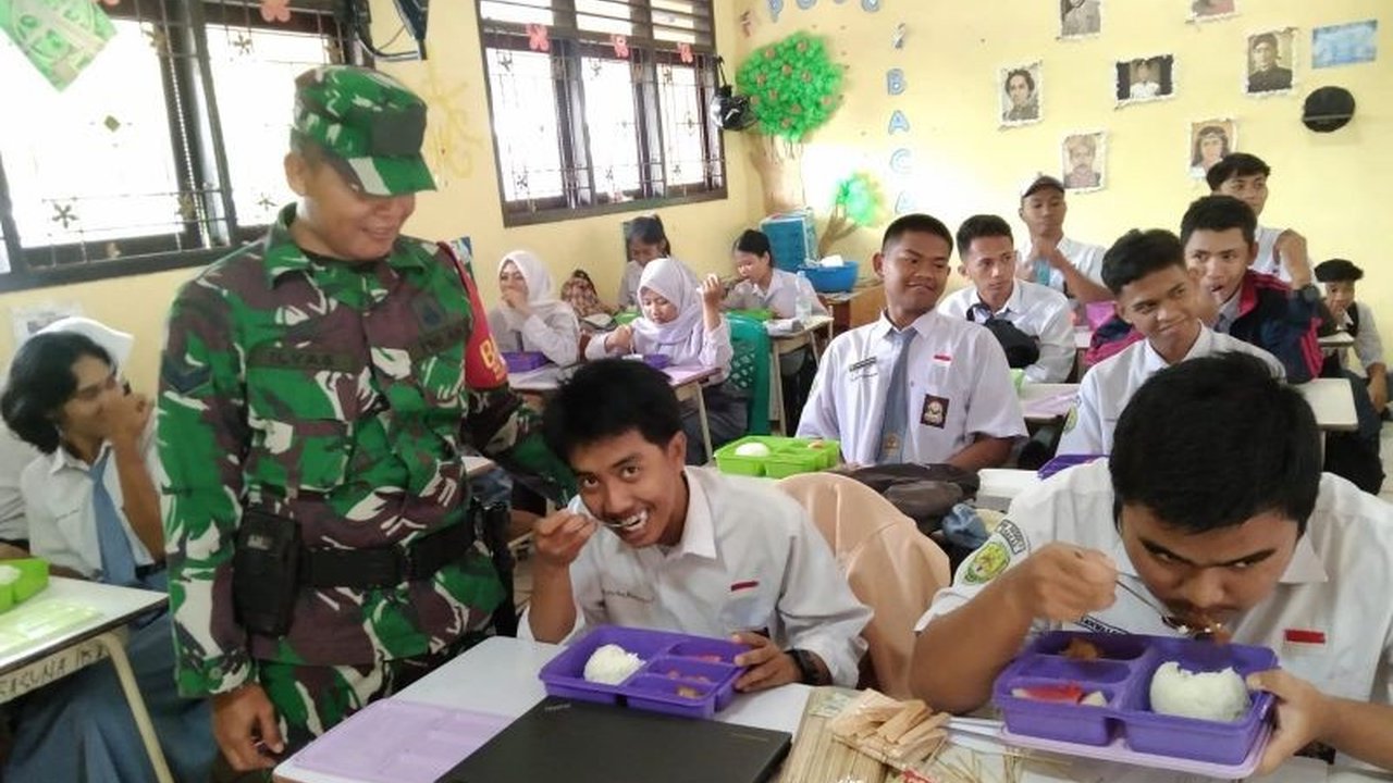 Kodim 0907/Tarakan, bersama Badan Gizi Nasional, mendistribusikan 3.072 porsi makanan bergizi gratis setiap harinya kepada siswa di 9 sekolah Tarakan Utara, sebagai bentuk dukungan terhadap kesehatan dan pendidikan generasi muda.
