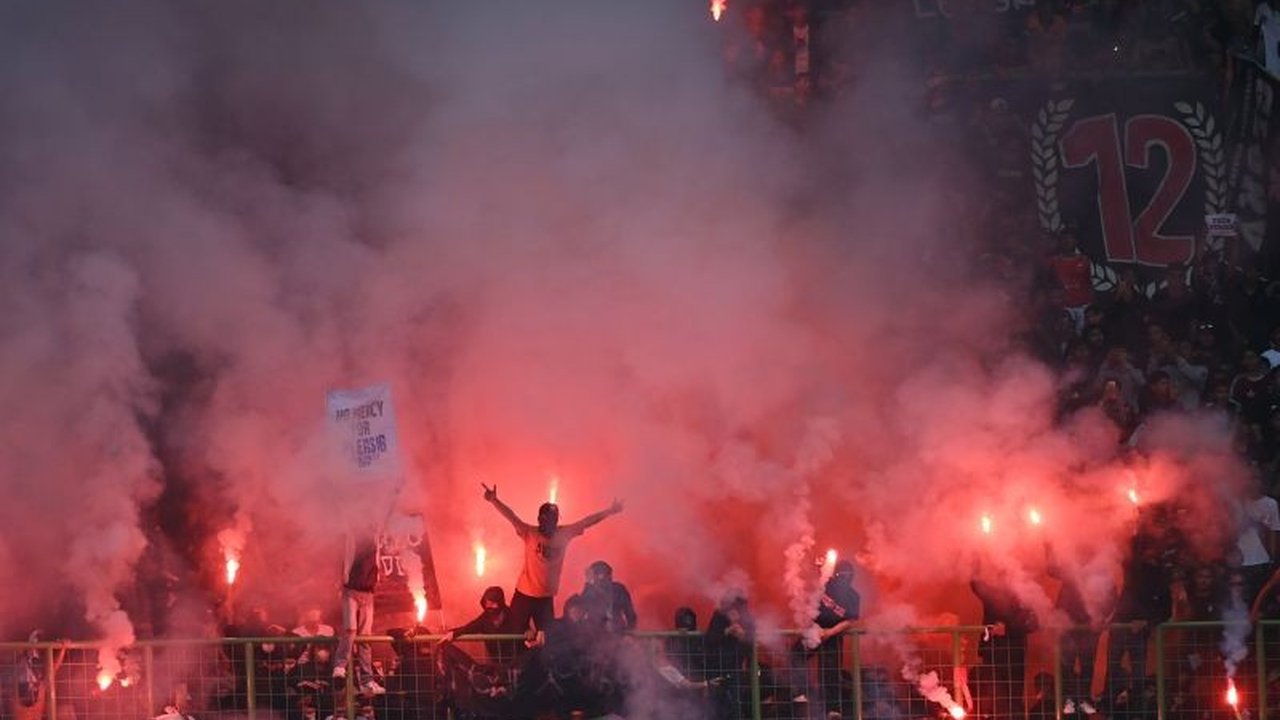 PT Liga Indonesia Baru (LIB) mengapresiasi respons cepat panpel dan kepolisian dalam menangani kericuhan suporter Persija dan Persib di Stadion Patriot Candrabagha, Bekasi, meskipun beberapa insiden tetap terjadi.