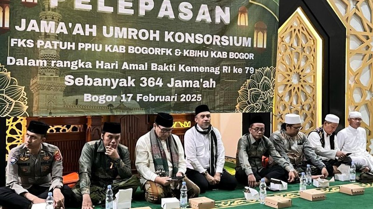 Kantor Kementerian Agama Kabupaten Bogor mencetak sejarah baru dengan memberangkatkan 364 jamaah umrah sekaligus dalam satu penerbangan, sebuah pencapaian perdana di tingkat nasional.