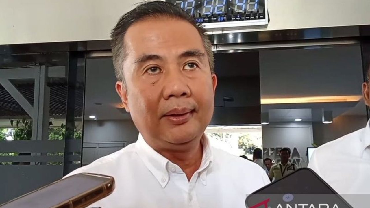 Penjabat Gubernur Jabar, Bey Triadi Machmudin, memastikan efisiensi anggaran tahun 2025 tidak akan mengurangi kinerja pelayanan publik, dengan fokus pada optimalisasi ASN dan efisiensi belanja pegawai.