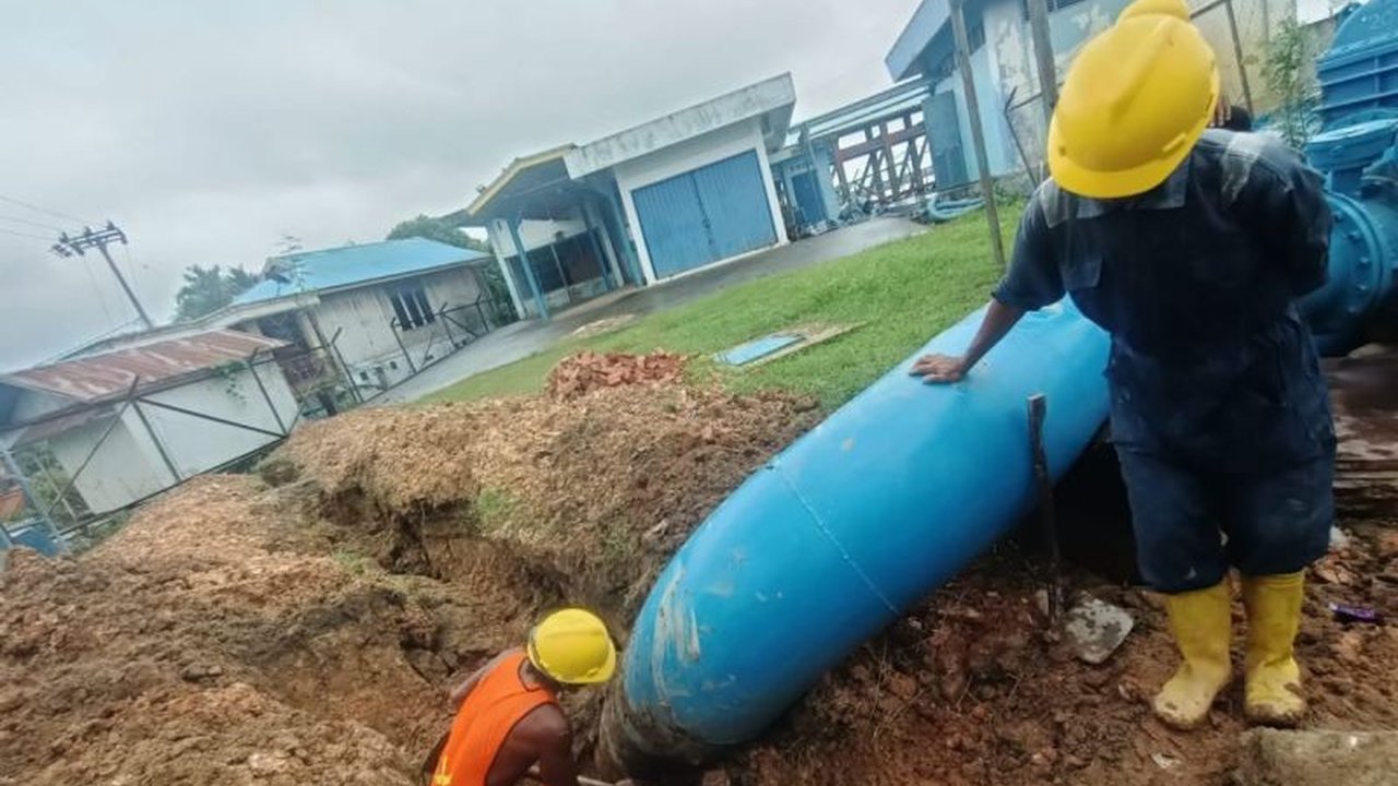 Kebocoran pipa transmisi utama di Kota Jambi menyebabkan 24.000 pelanggan Perumda Air Minum Tirta Mayang mengalami gangguan pasokan air bersih selama hampir seminggu.