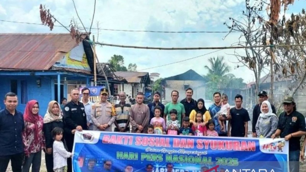 Persatuan Wartawan Indonesia (PWI) dan Polres Kotim menggelar bakti sosial, memberikan bantuan kepada korban kebakaran di Sampit, Kalimantan Tengah, sebagai bentuk sinergi positif dalam rangkaian Hari Pers Nasional dan HUT PWI ke-79.