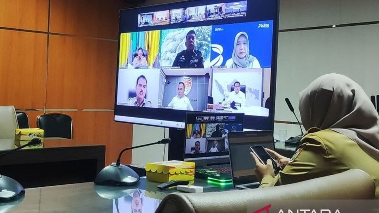 Pemerintah Provinsi Kalimantan Selatan memastikan ketersediaan bahan pokok aman menjelang Ramadhan 1446 H, mengimbau masyarakat untuk berbelanja normal dan tidak berlebihan, serta merencanakan pasar murah untuk menjaga stabilitas harga.