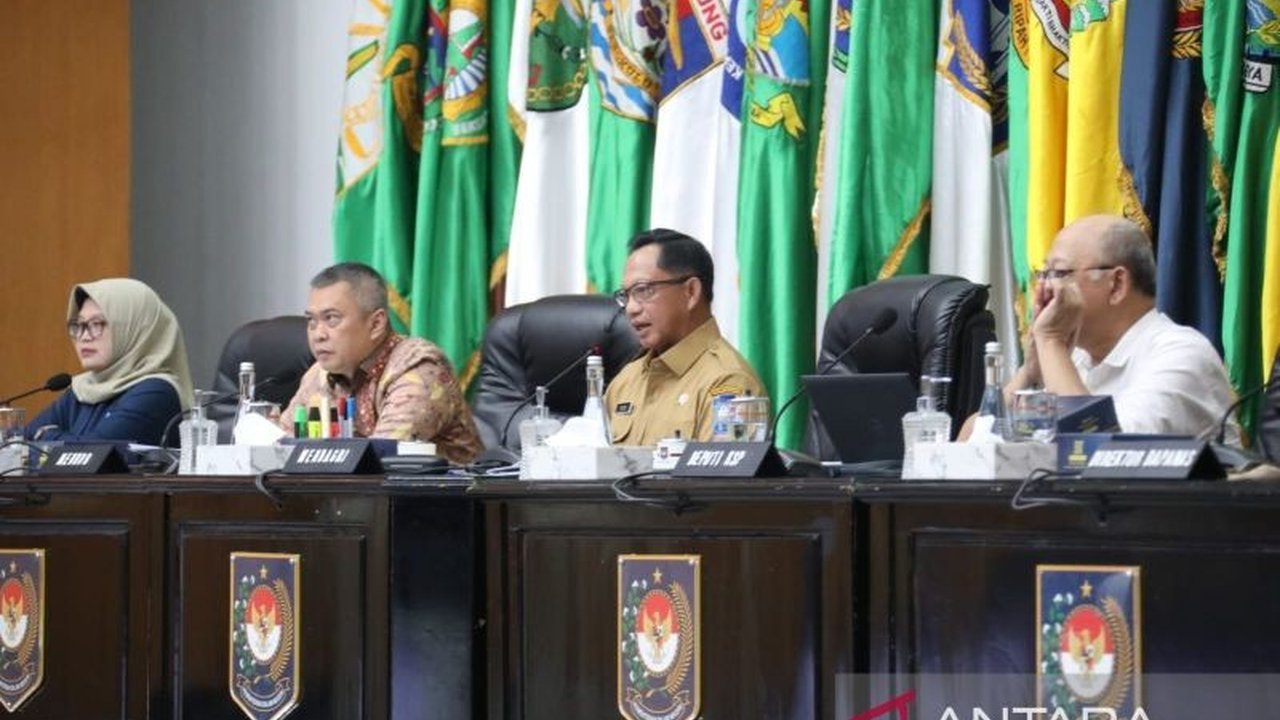 Menteri Dalam Negeri Tito Karnavian meminta pemerintah daerah memantau harga barang kebutuhan pokok menjelang Ramadan 2025, merespon kenaikan harga cabai merah, minyak goreng, dan gula pasir di sejumlah daerah.