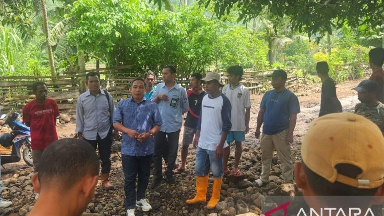 Anggota DPRD NTB, Muhammad Aminurlah, mendesak pemerintah daerah untuk mengambil langkah kongkret mengatasi banjir di Bima yang telah merusak lahan pertanian dan infrastruktur, mengancam perekonomian masyarakat.