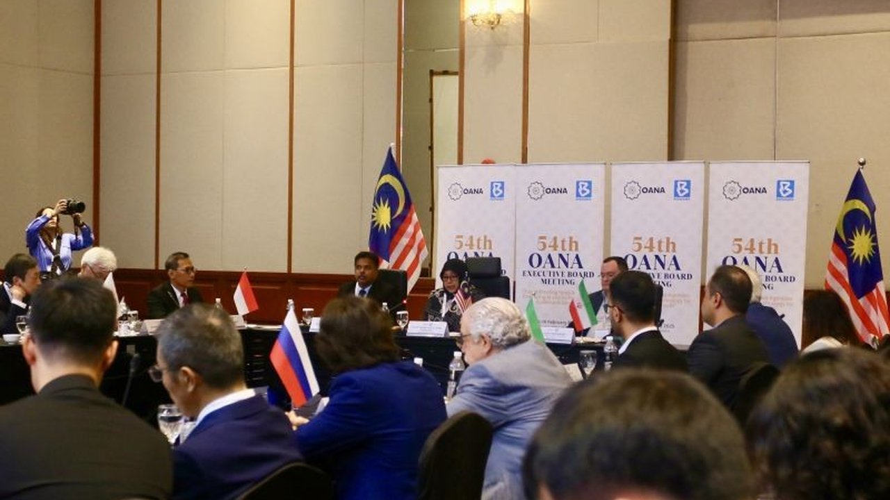 Organisasi Kantor Berita Asia Pasifik (OANA) memainkan peran penting dalam menjaga kredibilitas jurnalisme di tengah tantangan era digital, seperti misinformasi dan perkembangan teknologi.