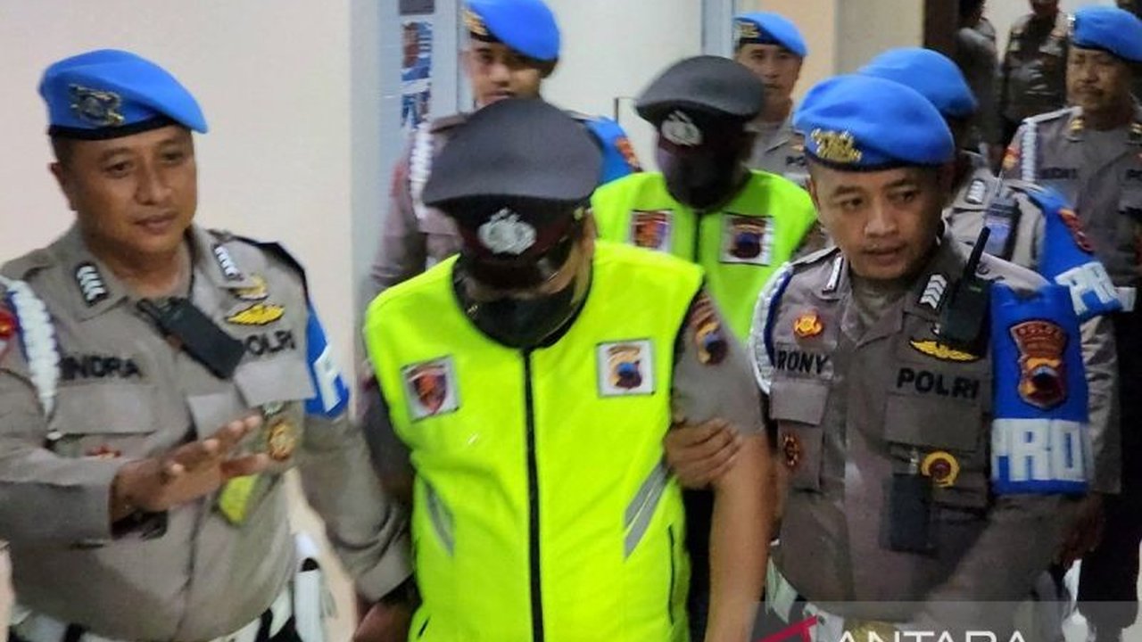 Sidang Komisi Kode Etik Polri (KKEP) menjatuhkan hukuman demosi selama 8 dan 7 tahun kepada dua anggota Polrestabes Semarang atas kasus pemerasan terhadap dua warga sipil, disertai sanksi tambahan berupa penempatan khusus dan pembinaan mental.