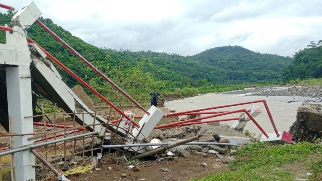 Jembatan Ambruk di Garut, Warga Tetap Terakses Meski Jalan Memutar